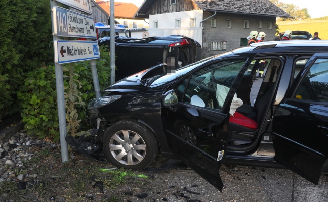 Schwere Kreuzungskollision auf Hausruckstraße in Hohenzell fordert drei Verletzte