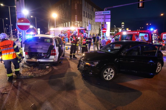 Schwerer Kreuzungscrash zwischen zwei Autos in Traun endet glimpflich