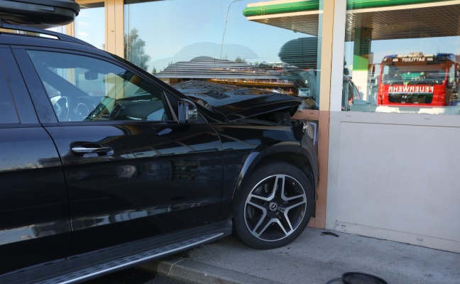 Unbeabsichtigter Drive-in: Auto kracht bei Sattledt in einen Tankstellen-Shop