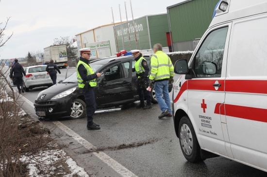 Zwei teilweise schwer Verletzte bei Verkehrsunfall mit LKW in Wels