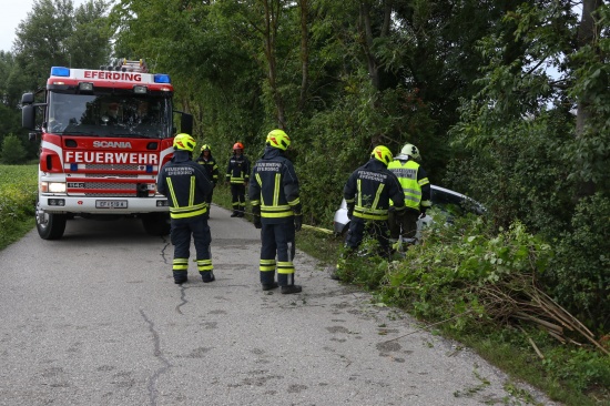 PKW-Lenkerin strzt bei Pupping mit Auto in einen Bach