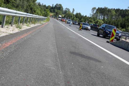 Auto kracht im Baustellenbereich der Innkreisautobahn bei Krenglbach in ein Absicherungsfahrzeug