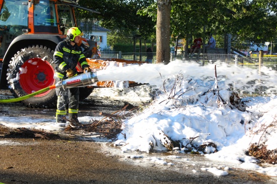 Feuerwehr bei grerem Brand von Grnschnitt im Ortszentrum von Gallspach im Einsatz