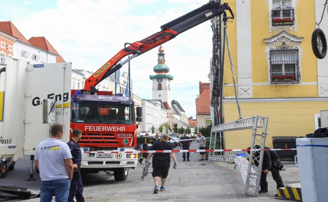 Sicherungsarbeiten durch die Feuerwehr nach LKW-Missgeschick bei Verladearbeiten in Wels-Innenstadt