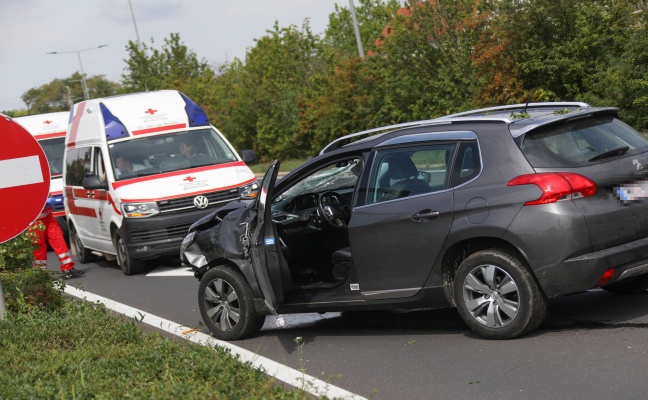 Auto rammt Fußgängerampel: Unfall nach internem Notfall auf Innviertler Straße in Wels-Pernau