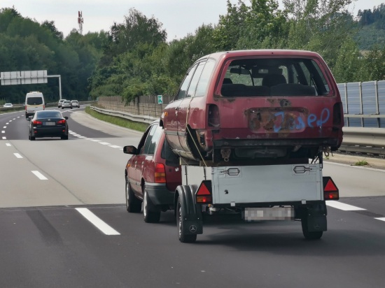Kurioser Transport eines Autowracks auf der Mühlkreisautobahn bei Engerwitzdorf