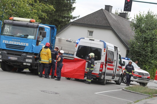 Radfahrerin in Wels-Pernau von LKW berrollt und tdlich verletzt