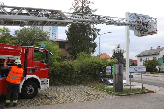 LKW rammt Beschilderung in Wels-Lichtenegg - Sicherungsmanahmen durch die Feuerwehr