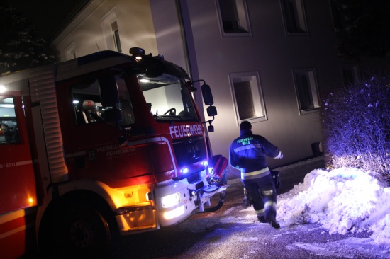 Feuerwehr bei Mülltonnenbrand in Wels im Einsatz