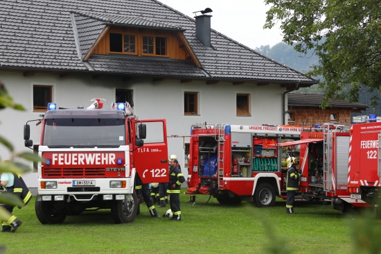 Sieben Feuerwehren bei Zimmerbrand in Pinsdorf im Einsatz