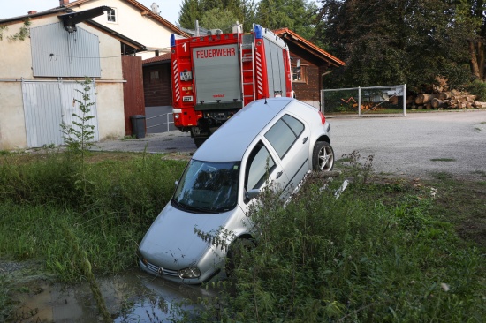 Einsatz in Weikirchen an der Traun: Nach Fischeinkauf musste Auto aus Teich "gefischt" werden