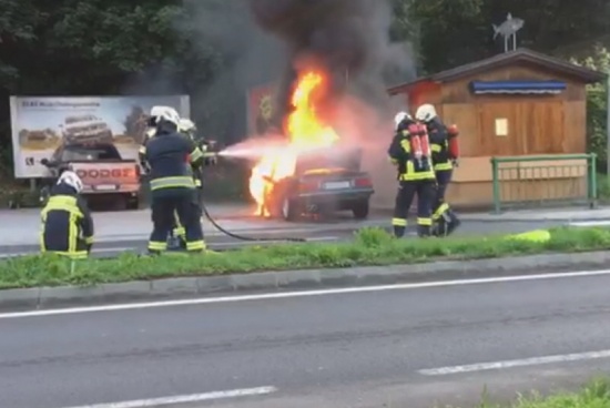 Auto auf Salzkammergutstraße in Altmünster in Flammen aufgegangen