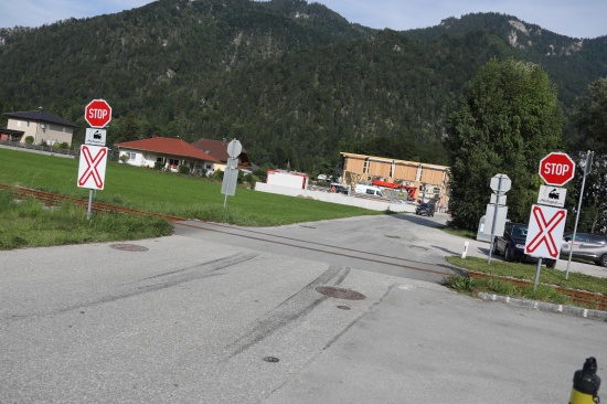 Kollision zwischen Regionalzug und Traktor in Scharnstein endet glimpflich
