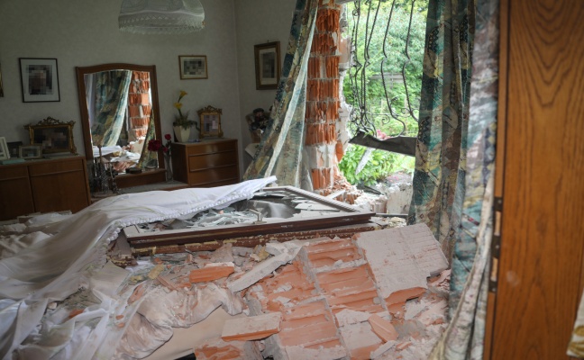 Spektakulärer Unfall: LKW donnert ins Schlafzimmer eines Wohnhauses in Pucking