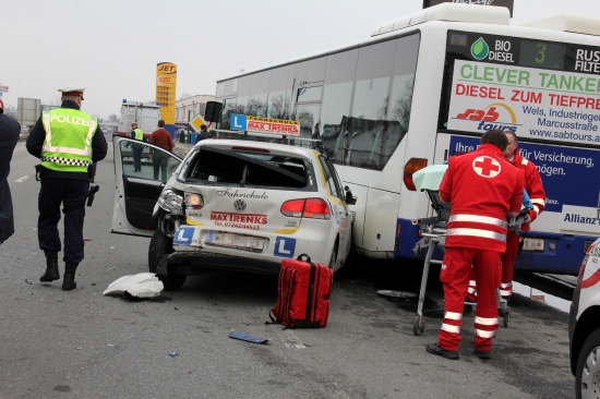 Drei Leichtverletzte bei Verkehrsunfall mit Linienbus in Wels