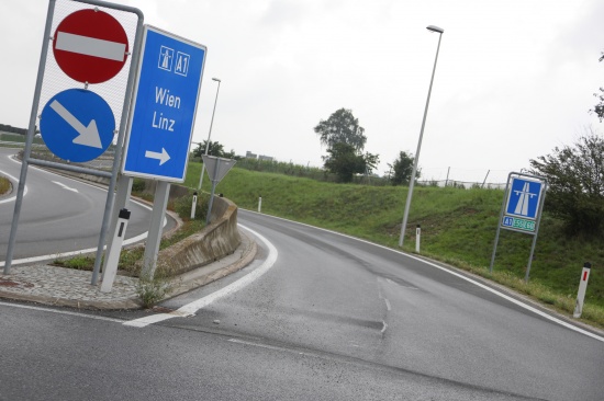 PKW auf Autobahnauffahrt in Eberstalzell in Bschung gelandet