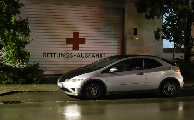 Polizeieinsatz: Rettungsausfahrt des Roten Kreuzes in Wels-Neustadt durch Auto verparkt