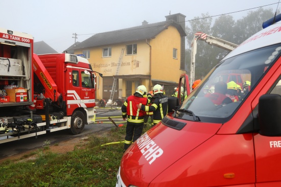 Acht Feuerwehren bei Brand in einem alten Feuerwehrzeughaus in Laakirchen im Einsatz