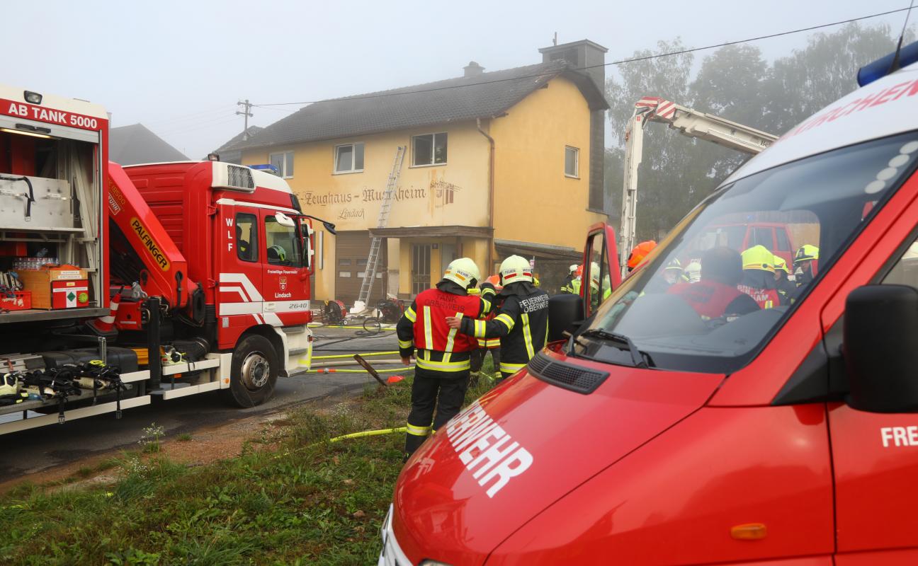 Acht Feuerwehren bei Brand  in einem alten 