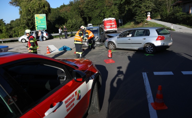 Verkehrsunfall zwischen zwei PKW in einem Kreuzungsbereich in Thalheim bei Wels