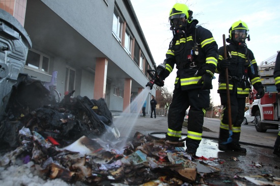 Feuerwehr musste brennenden Papiercontainer in Marchtrenk löschen