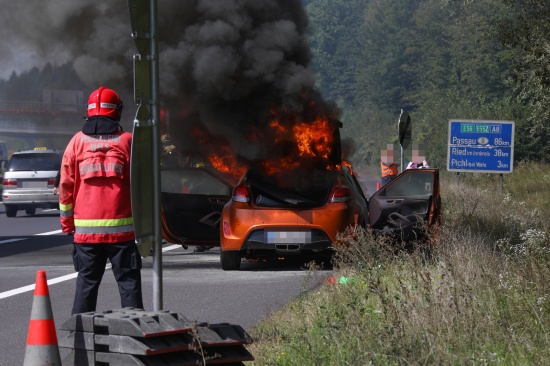 Auto auf der Innkreisautobahn in Wels-Oberthan in Flammen aufgegangen
