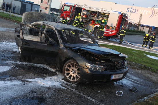 Auto auf Parkplatz in Lambach in Vollbrand