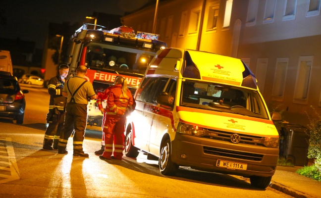 Nächtlicher Einsatz für Rettung und Feuerwehr in Wels-Vogelweide weil Ring am Finger feststeckt
