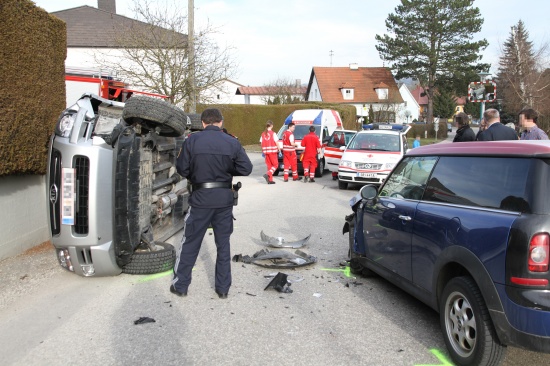 Fahrzeug bei Verkehrsunfall in Wallern an der Trattnach umgekippt