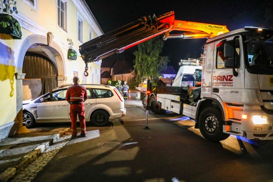 Verkehrsunfall: Spontaner "Drive-In" in das Hoftor eines Gasthauses in Sierning