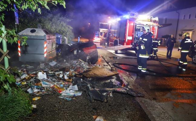 Feuerwehr bei Brand zweier Papiercontainer in Wels-Lichtenegg im Einsatz