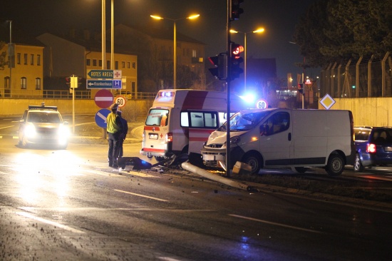 Straßenbeleuchtungsmast bei Verkehrsunfall auf Innviertler Straße in Wels umgestürzt