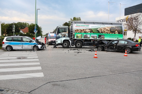 Vier Verletzte bei schwerem Verkehrsunfall zwischen zwei Autos und einem LKW in Wels-Pernau