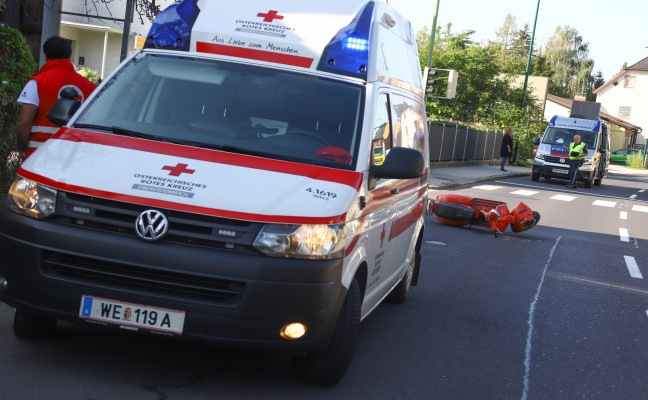 Kollision zwischen PKW und Motorroller in Wels-Pernau fordert einen Verletzten