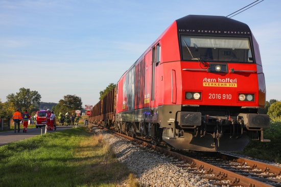 Kollision zwischen Güterzug und PKW auf Bahnübergang in Scharten endet glimpflich