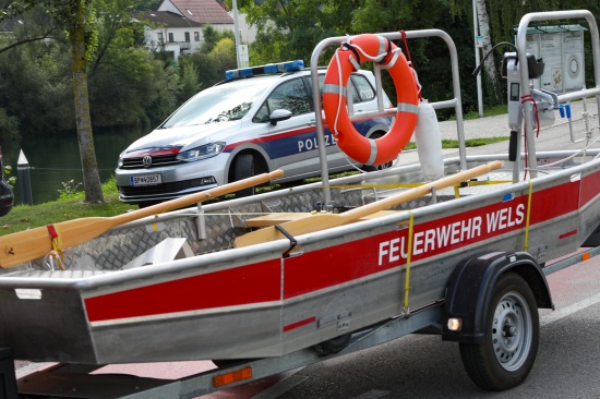 Einsatz von Feuerwehr und Polizei nach Fund einer Leiche in der Traun in Wels-Pernau