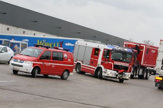 Mitarbeiter bei Arbeitsunfall unter Container geraten