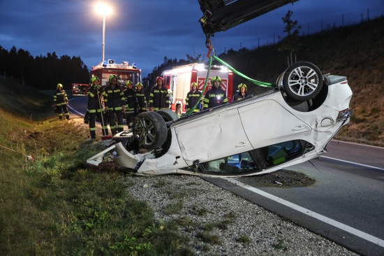 Auto auf Wiener Strae im Bereich der "Umfahrung Lambach" in Edt bei Lambach berschlagen