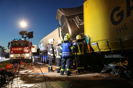 LKW-Lenker schwer eingeklemmt: Crash zwischen drei LKW und einem PKW auf Welser Autobahn bei Pucking