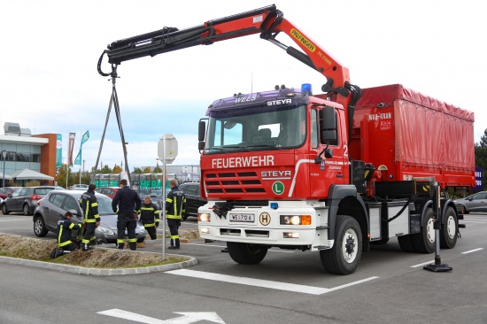 Bergung eines Autos aus Grnstreifen eines Einkaufszentrum-Parkplatzes in Wels-Schafwiesen