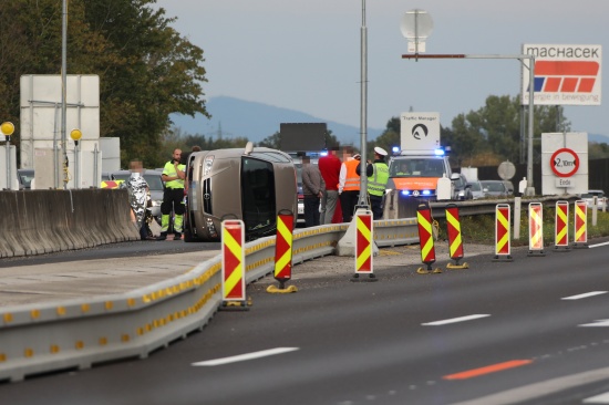 Auto kippt bei Unfall auf die Seite - Lngerer Stau auf der Welser Autobahn