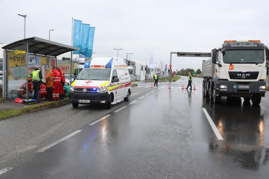 Fugnger (17) in Wels-Schafwiesen von LKW erfasst und schwer verletzt