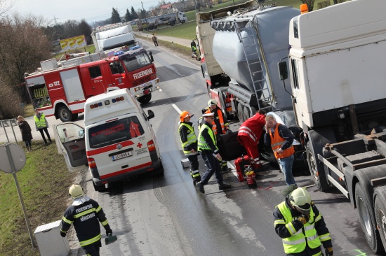 PKW bei Auffahrunfall zwischen zwei LKW eingeklemmt - Lenkerin leicht verletzt