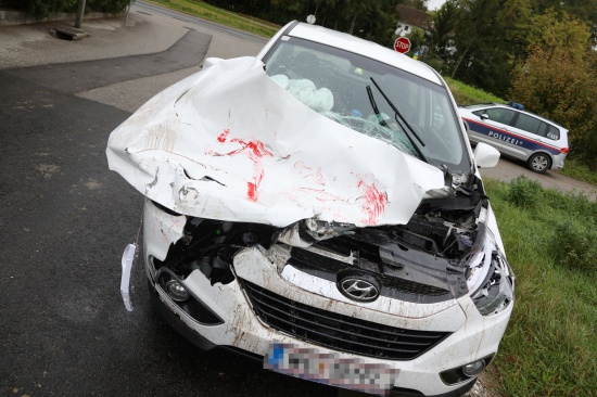 PKW in Thalheim bei Wels mit Traktor samt Gllefass kollidiert