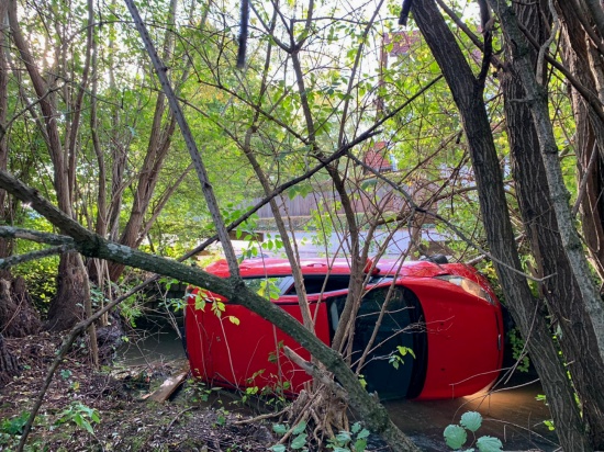 Auto bei Unfall in Wels-Neustadt im Grnbach gelandet