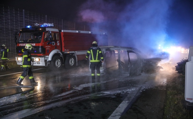 Vollbesetztes Auto kracht auf Autobahn in Wels-Oberthan gegen Anpralldämpfer und geht in Flammen auf