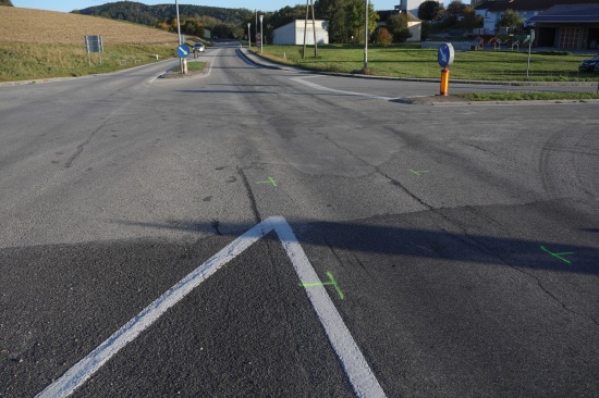 Kreuzungscrash zwischen zwei Autos in Bachmanning fordert eine verletzte Person