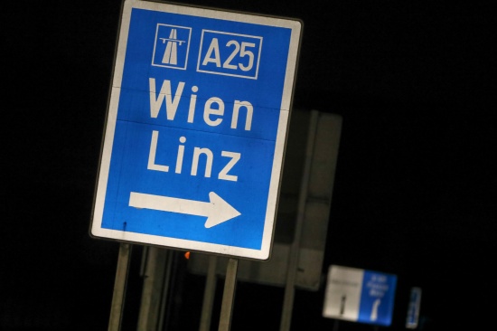 Groeinsatz der Rettungskrfte nach Unfall mit Reisebus auf der Westautobahn