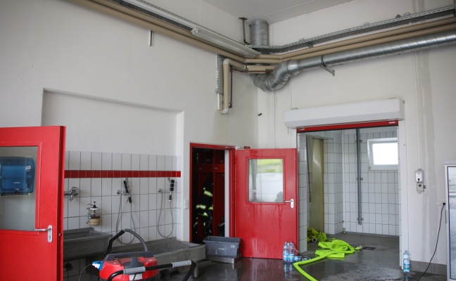 Einsatz nach größerem Wasserschaden im Feuerwehrhaus in Neukirchen bei Lambach
