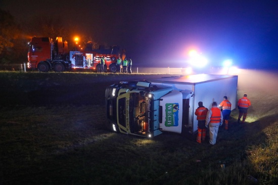 LKW auf Abfahrt von der Welser Autobahn bei Marchtrenk umgestrzt